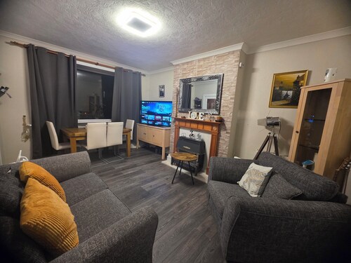Spacious 3-Bed Edinburgh Stay Near City Centre with Free Parking