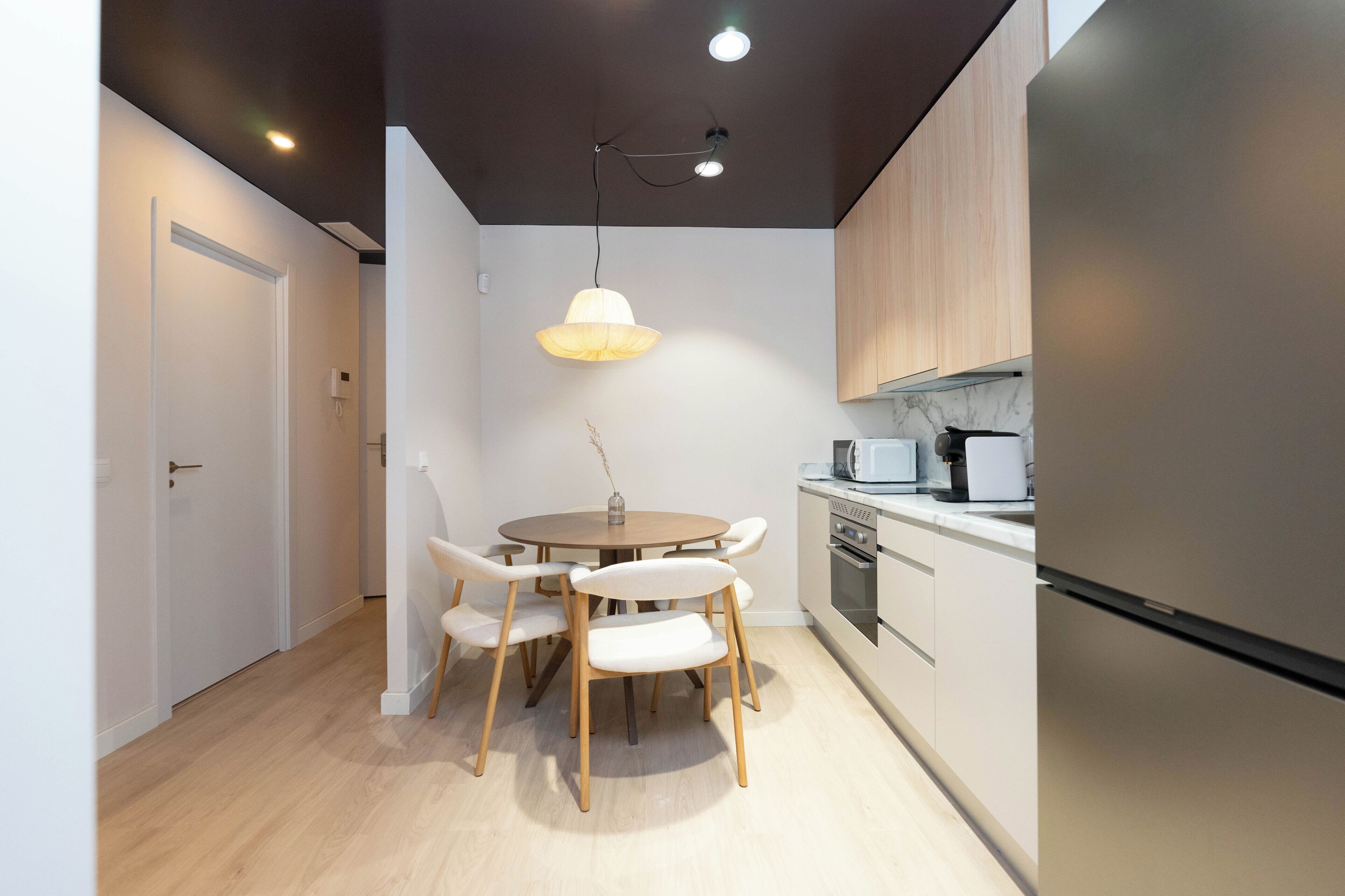 Departamento superior | Cocina privada | Refrigerador, microondas, parrilla de estufa y utensilios de cocina 