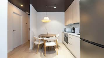Apartamento superior | Cocina privada | Frigorífico, microondas, placa de cocina y utensilios de cocina