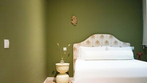 A bedroom with a bed, a nightstand, and a wall-mounted light fixture. - Be Mate Chamberí - Temporary Stays (Madrid)