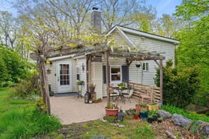 Exterior - Charming bookworm’s cottage near Cayuga Lake. Cozy, quiet, and perfect for relaxing getaways with your favorite reads. (Ovid)