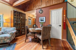 Dining - Charming bookworm’s cottage near Cayuga Lake. Cozy, quiet, and perfect for relaxing getaways with your favorite reads. (Ovid)
