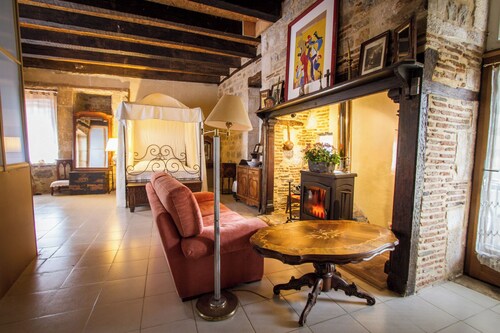 Carennac-Rocamadour-Padirac- parents suite. 2 bedrooms. bathroom+wc+living room+TV+bedroom-garden