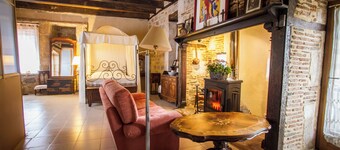 Carennac-Rocamadour-Padirac- parents suite. 2 bedrooms. bathroom+wc+living room+TV+bedroom-garden