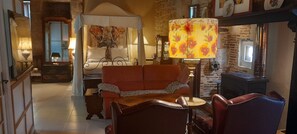 Interior - Carennac-Rocamadour-Padirac- parents suite. 2 bedrooms. bathroom+wc+living room+TV+bedroom-garden (carennac)