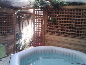 Outdoor spa tub - Carennac-Rocamadour-Padirac- parents suite. 2 bedrooms. bathroom+wc+living room+TV+bedroom-garden (carennac)