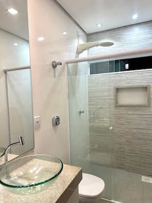 A modern bathroom with a glass shower enclosure, a glass sink, and a toilet. - Davisis Luxo Piscina Prox Graciosa (Palmas)