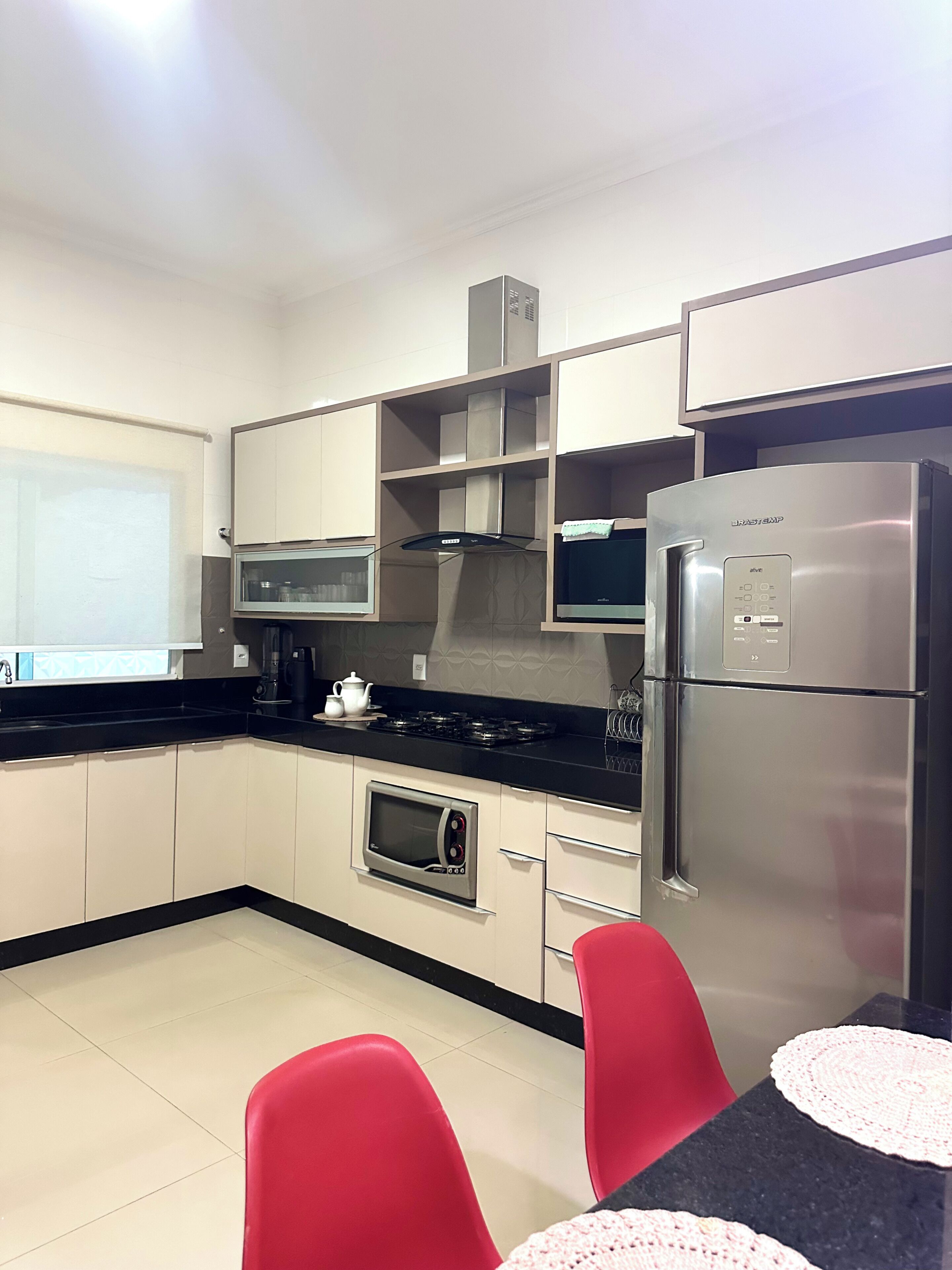Una cocina moderna con electrodomésticos de acero inoxidable, un microondas, una estufa y un refrigerador.