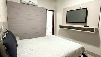 Casa, 3 quartos, piscina particular | Cortinas blackout, ferros/tábuas de passar roupa, Wi-Fi de cortesia