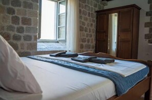 1 bedroom, iron/ironing board, WiFi, bed sheets - Heritage Apartment – Timeless Charm with Breathtaking Bay Views (Herceg Novi)