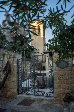 Property grounds - Heritage Apartment – Timeless Charm with Breathtaking Bay Views (Herceg Novi)