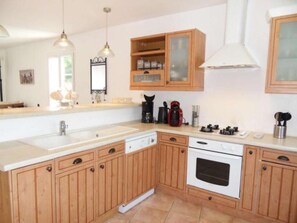 Coffee/tea maker, fridge, microwave, oven - Instant Océan - House + separate studio (Saint-Georges-d'Oléron)