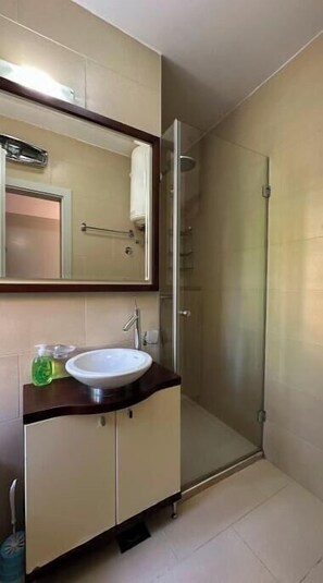 Shower, hair dryer, towels, soap - Bonaca Studio – A Peaceful Retreat with Stunning Views (Herceg Novi)