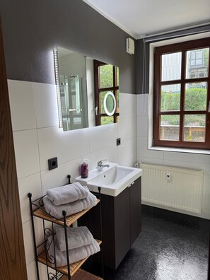 Shower, hair dryer, towels, toilet paper - Apartment Blankenburg Harz, HARZTRAUM for 4 persons, old town, WLAN, parking lot (Blankenburg (Harz))