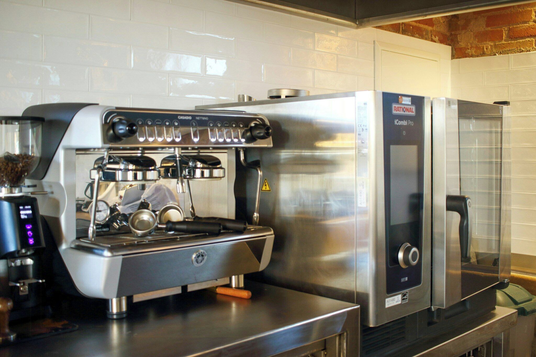 Cafetera y tetera, microondas, horno y lavavajillas 