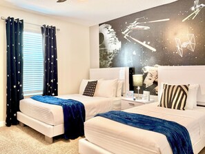 4 bedrooms, iron/ironing board, travel cot, free WiFi - Storey Lake Luxury Oasis: Private Pool, BBQ Grill, 15 min to Disney (Kissimmee)