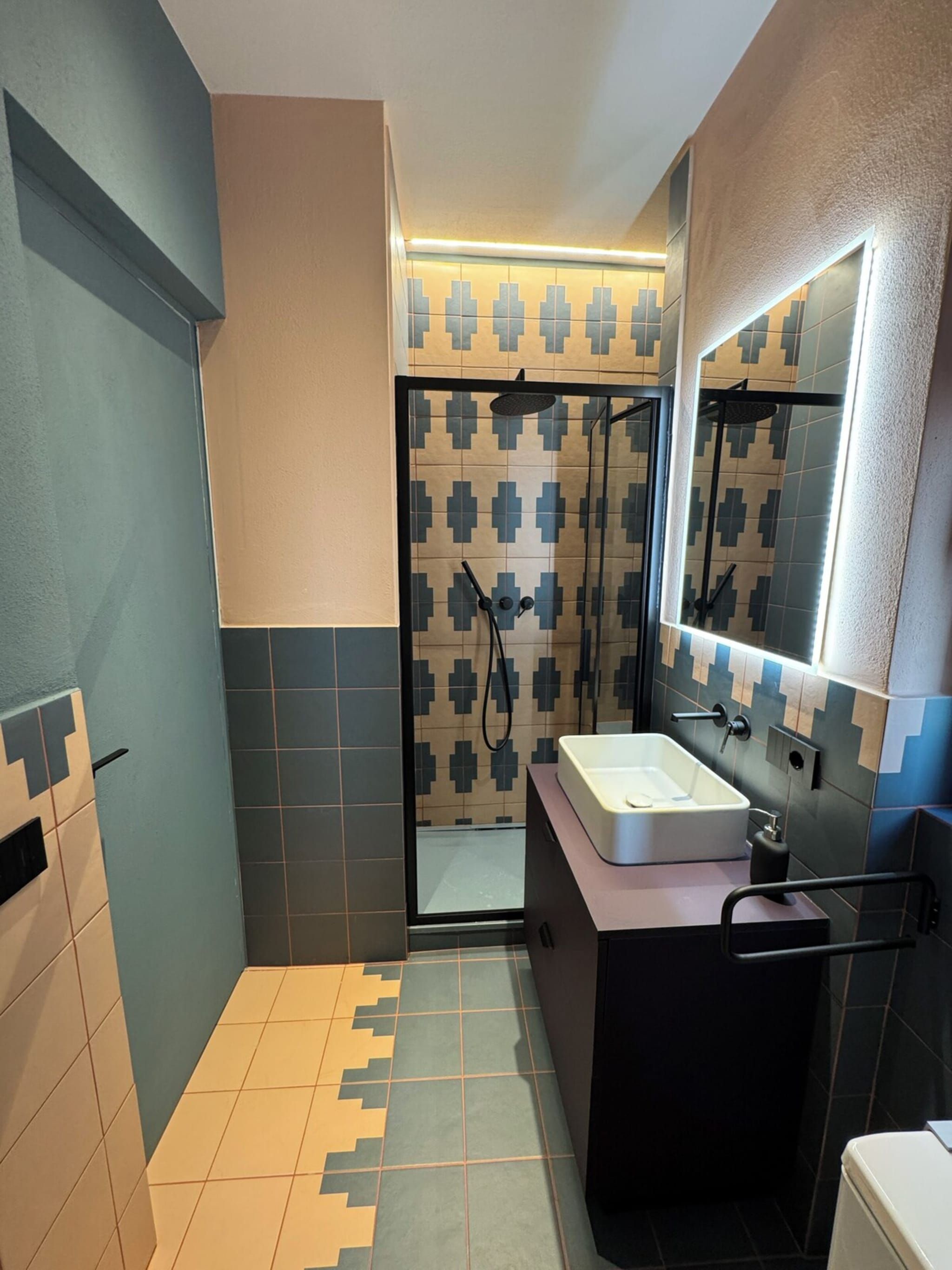 Douche, sèche-cheveux, bidet, serviettes fournies