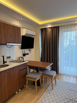 Tủ lạnh nhỏ, bếp nấu, dụng cụ nấu nướng/bát dĩa/dao nĩa 