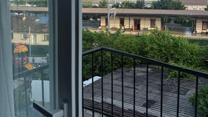 A balcony with a view of a port, buildings, and a clear sky. - Armira Hotel Old City (İstanbul)
