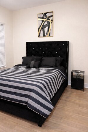 Cortinas blackout, tabla de planchar con plancha y wifi gratis 