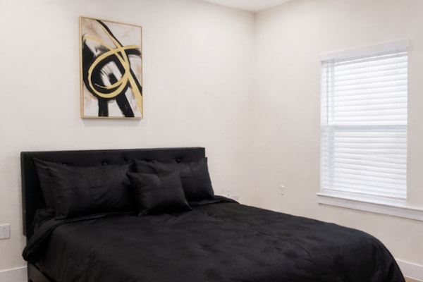 Cortinas blackout, tabla de planchar con plancha y wifi gratis