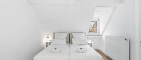 Desk, iron/ironing board, WiFi, bed sheets