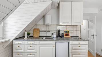 Kühlschrank, Herdplatte, Wasserkocher mit Kaffee-/Teezubehör