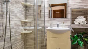 Apartment (2 Bedrooms) | Bathroom | Shower, bidet