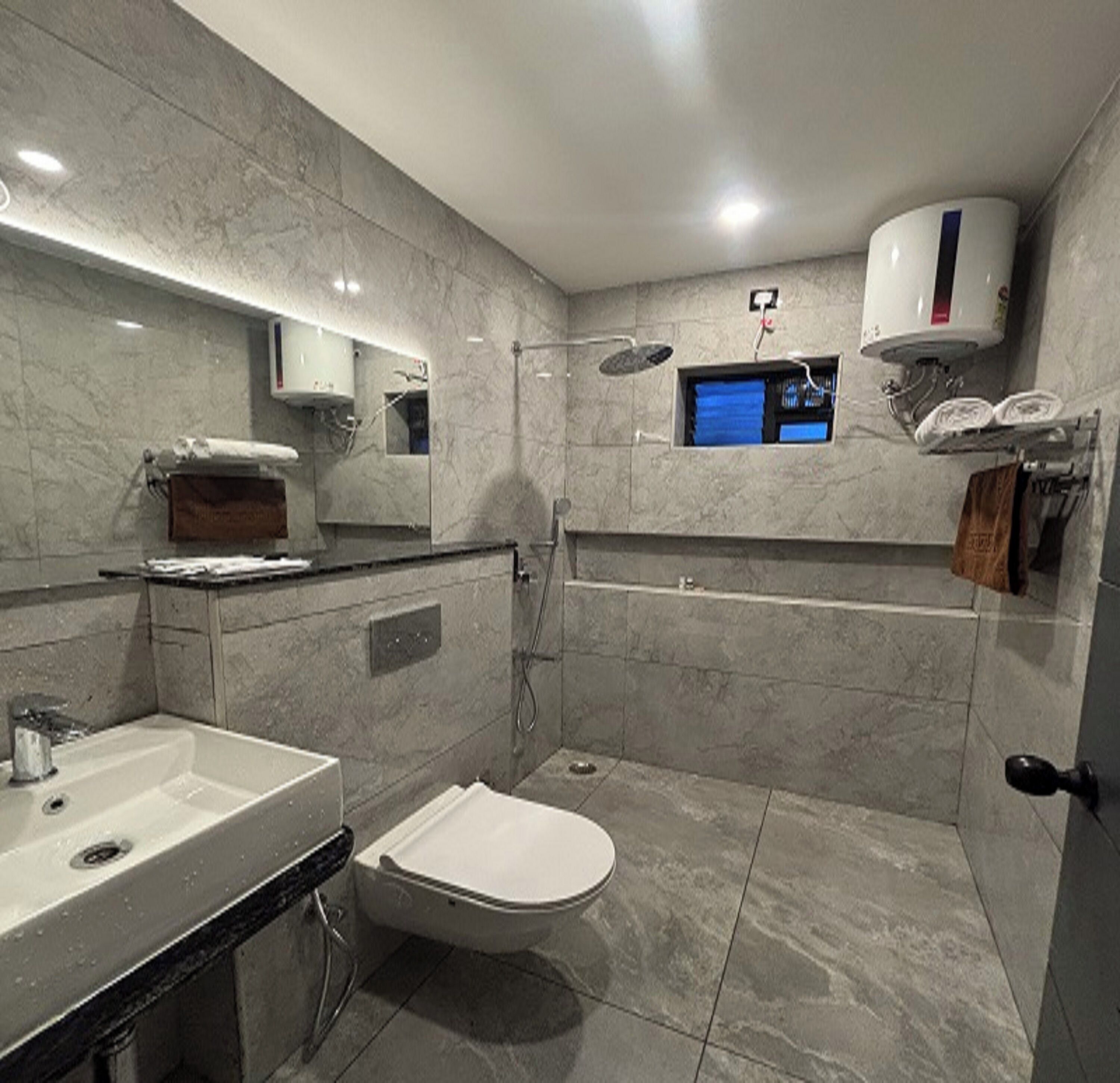 Habitación familiar | Baño | Regadera, regadera tipo lluvia, toallas, jabón 