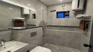 Habitación familiar | Baño | Regadera, regadera tipo lluvia, toallas, jabón