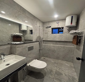 Family Room | Bathroom | Shower, rainfall showerhead, towels, soap
