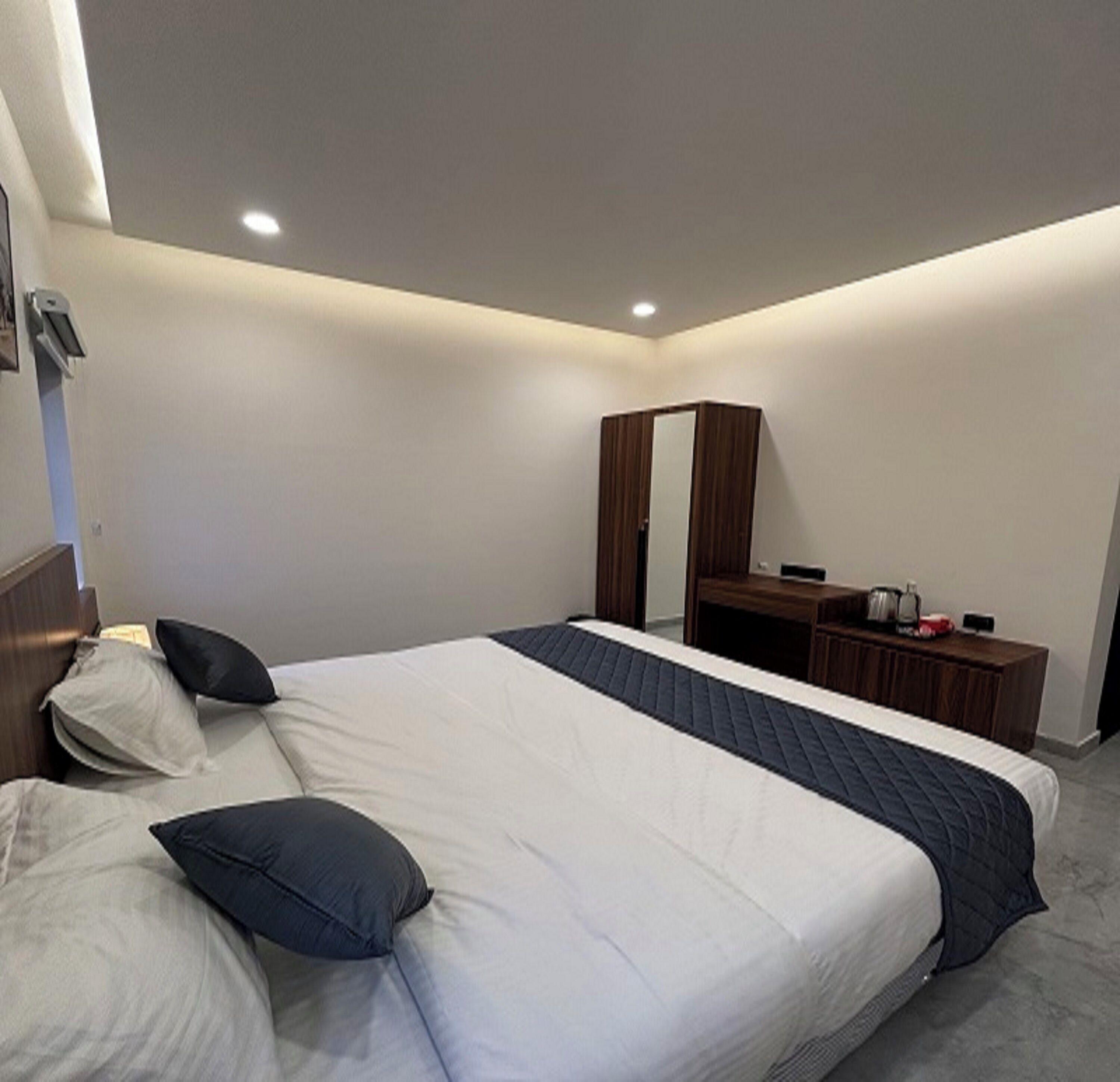 Luxury Room | Premium bedding, desk, free WiFi, bed sheets