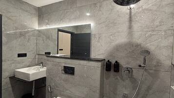 Habitación de lujo | Baño | Regadera, regadera tipo lluvia, toallas, jabón