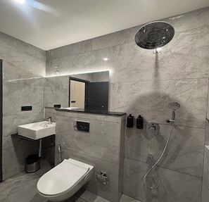 Luxury Room | Bathroom | Shower, rainfall showerhead, towels, soap