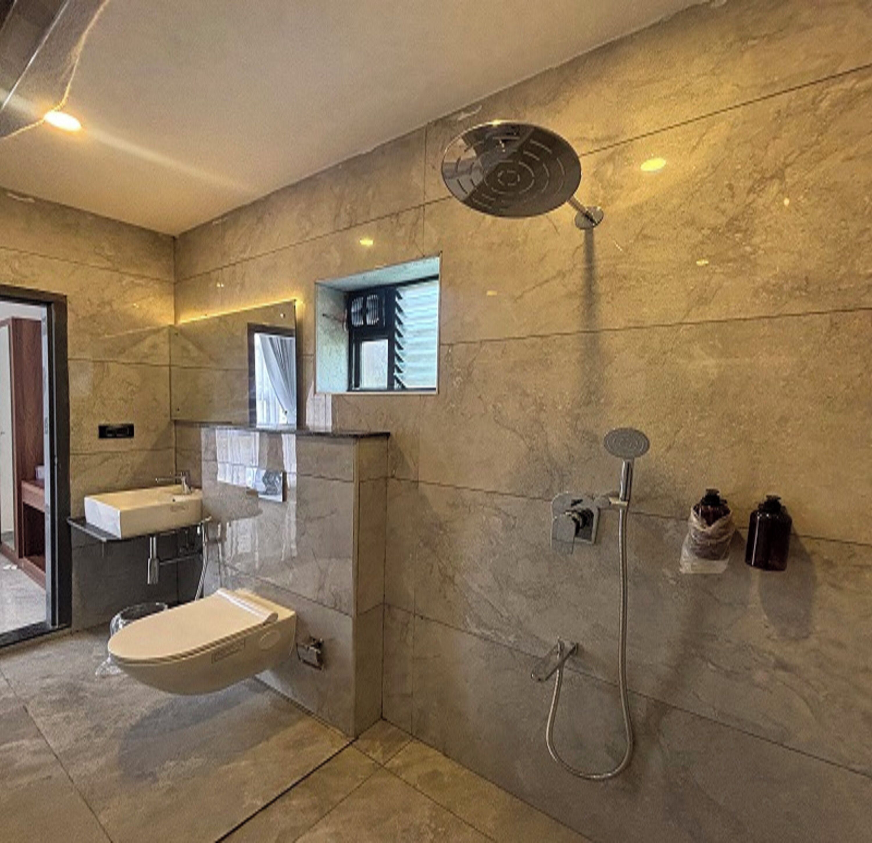 Quarto casal | Banheiro | Chuveiro, toalhas de banho, sabonete, shampoo
