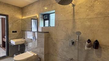 Quarto casal | Banheiro | Chuveiro, toalhas de banho, sabonete, shampoo