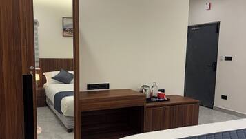 Habitación de lujo | Ropa de cama de alta calidad, escritorio, wifi gratis y ropa de cama
