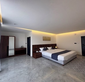 Family Room | Premium bedding, desk, free WiFi, bed sheets