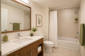 Economy-Zimmer | Badezimmer | Kostenlose Toilettenartikel, Haartrockner, Handtücher, Seife