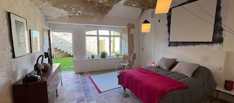 Family suite in troglodyte house with access to indoor swimming pool