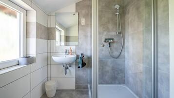 Shower, hair dryer, towels