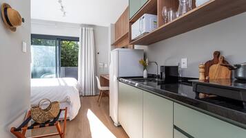 Studio Confort | Cuisine privée | Réfrigérateur, surface de cuisson, vaisselle et ustensiles