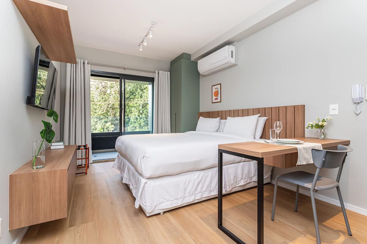 Premier Studio | Laptop workspace, WiFi (free), bed sheets