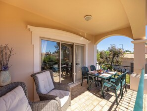 Outdoor dining - Casa Alandra - Balcony Apartment on Golf Resort (Carvoeiro)