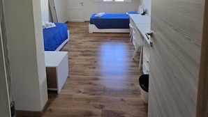 A room with a bed, a desk, a chair, and a window. - Casa per Ferie degli Angiolini (Florence)