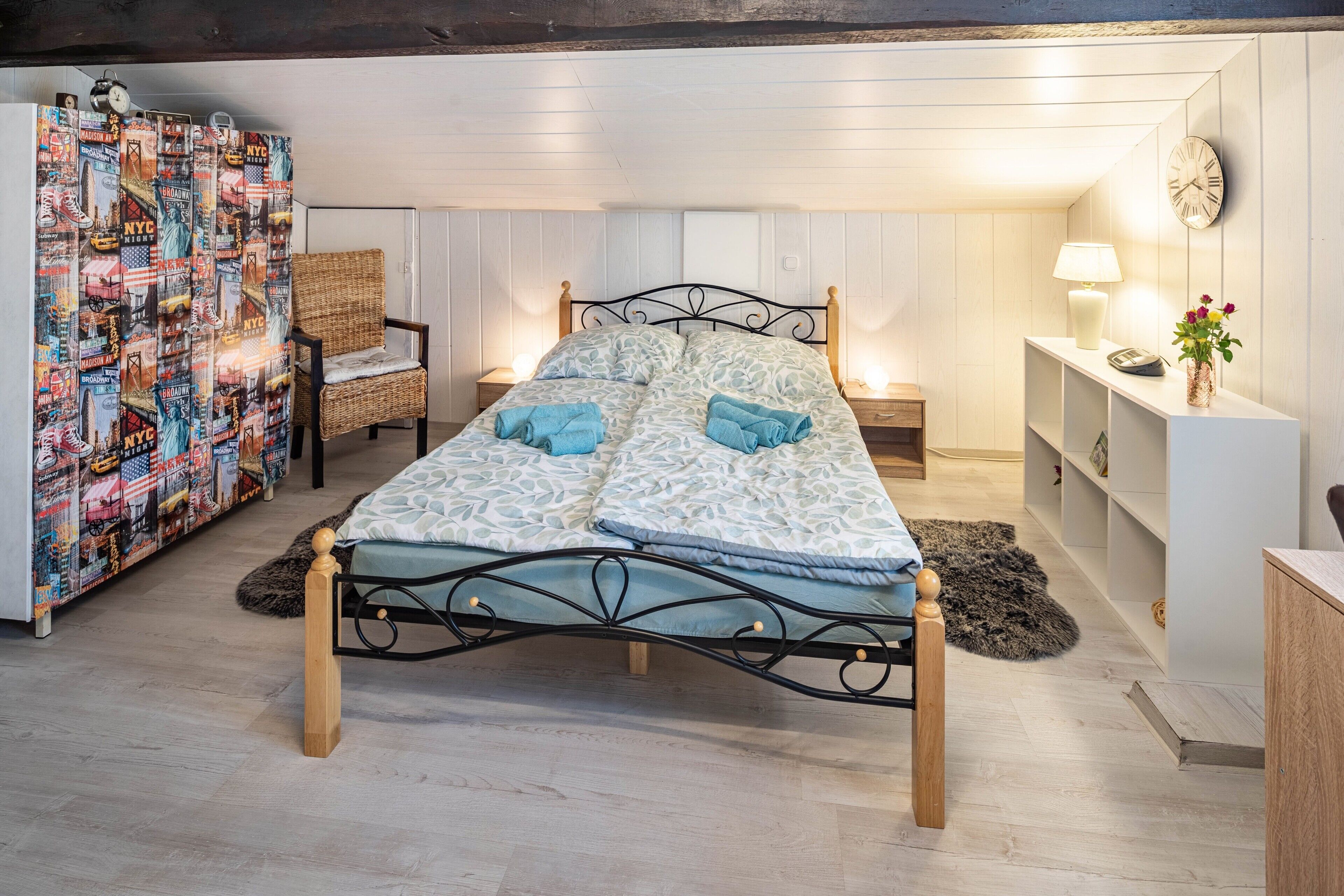 Une chambre à coucher comprenant un lit, une chaise, une armoire, une table de chevet, une lampe et une horloge murale.