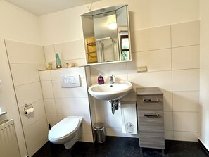 Shower, hair dryer, towels, toilet paper - Apartment Blankenburg Harz, WANDERLUST 3 persons, old town, WLAN, garden, parking lot (Blankenburg (Harz))