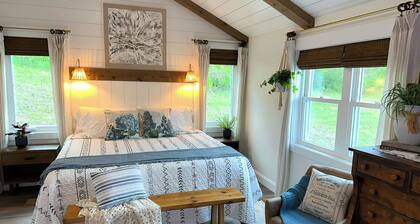 Shadow Ridge Farm & Retreat - Pool, Hot Tub, Pickleball & Pond - sleeps 35