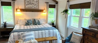 Shadow Ridge Farm & Retreat - Pool, Hot Tub, Pickleball & Pond - sleeps 35