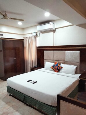 Deluxe Double Room | Desk, laptop workspace, free WiFi - Frazer Suites (Bengaluru)